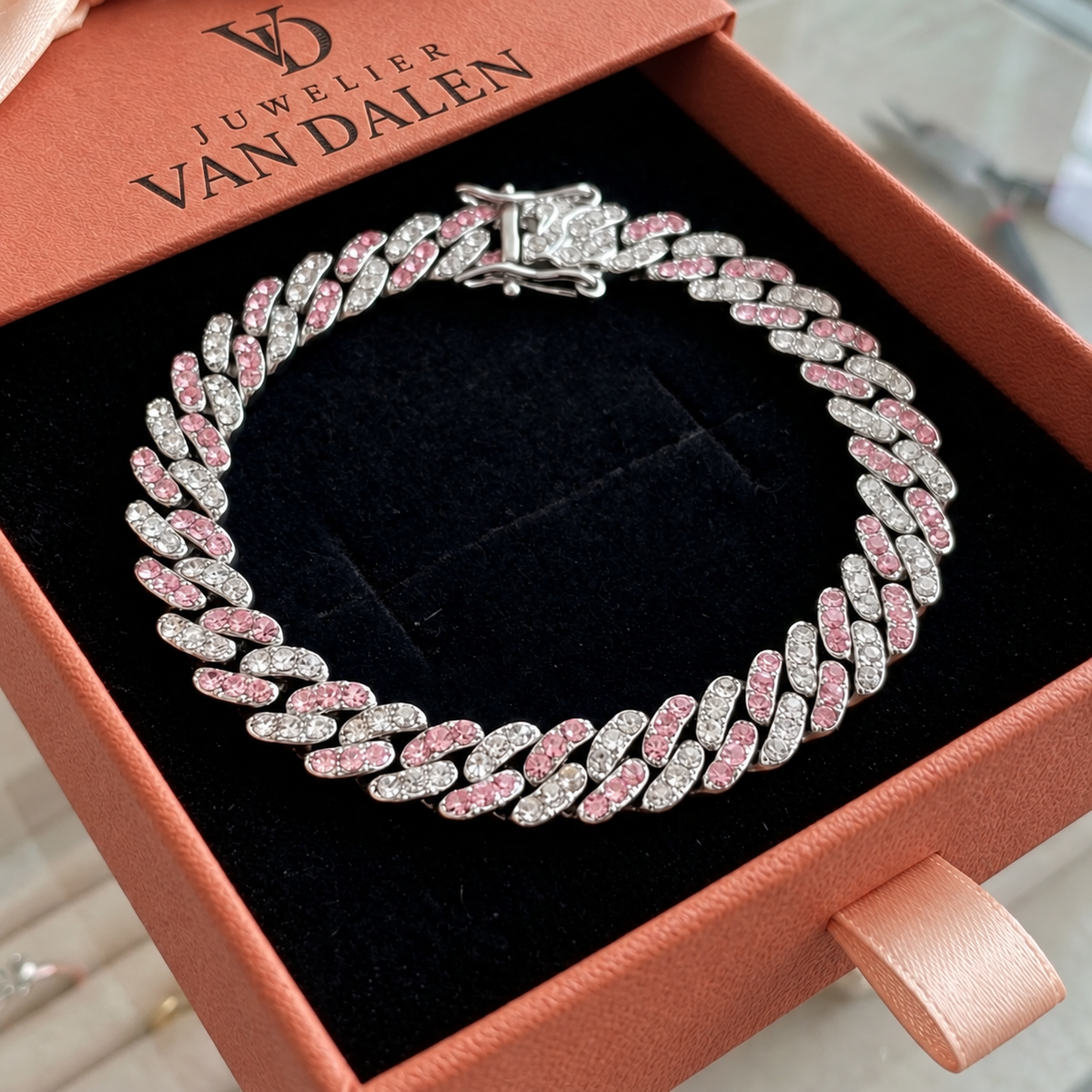 IJzige roze schakelarmband | Witgoud