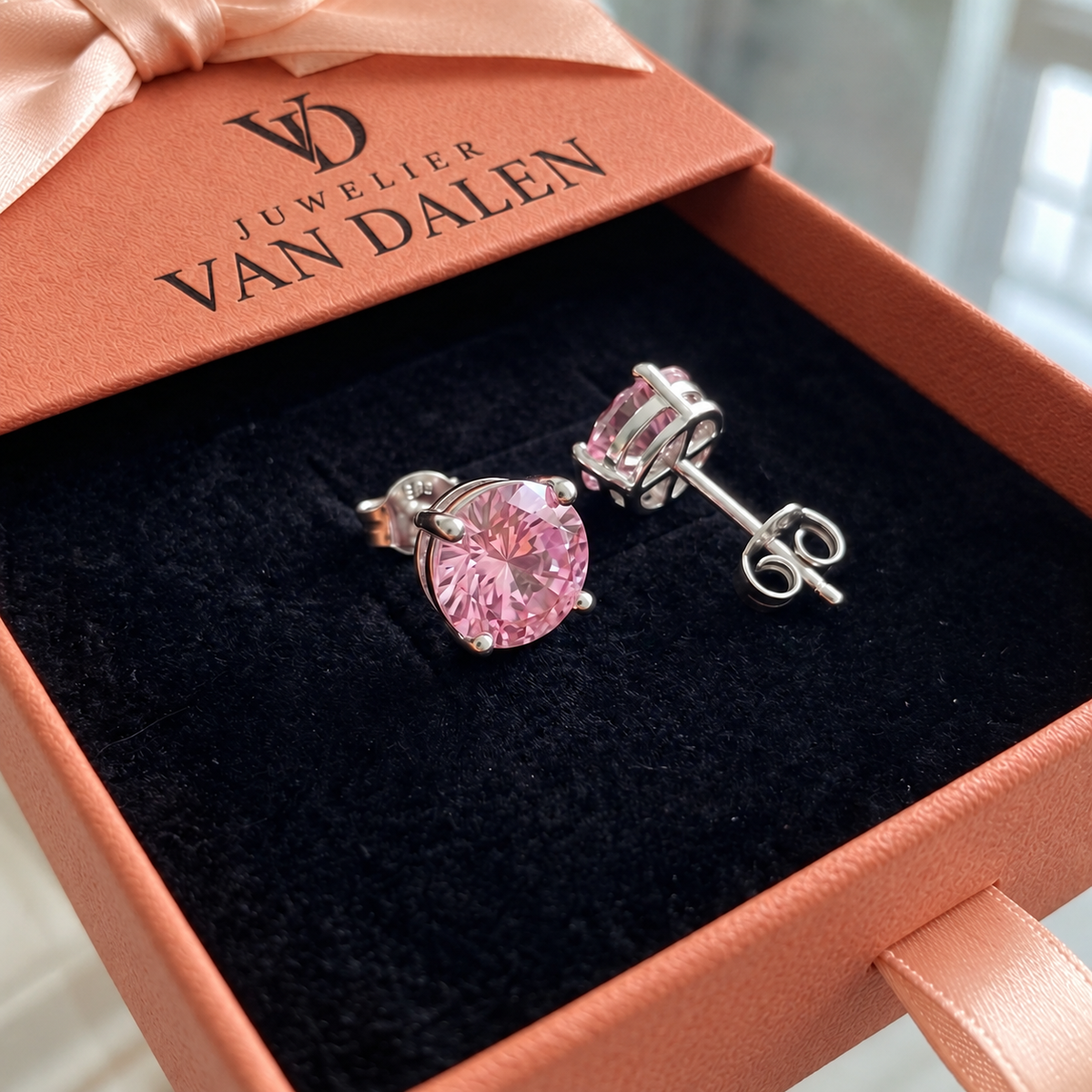 Ronde oorbellen met roze saffier | Witgoud