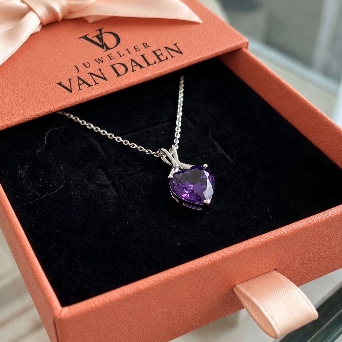 Viooltjeshart-ketting | Witgoud