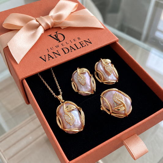 Complete set ketting en oorbellen met zoetwaterparels | Goud