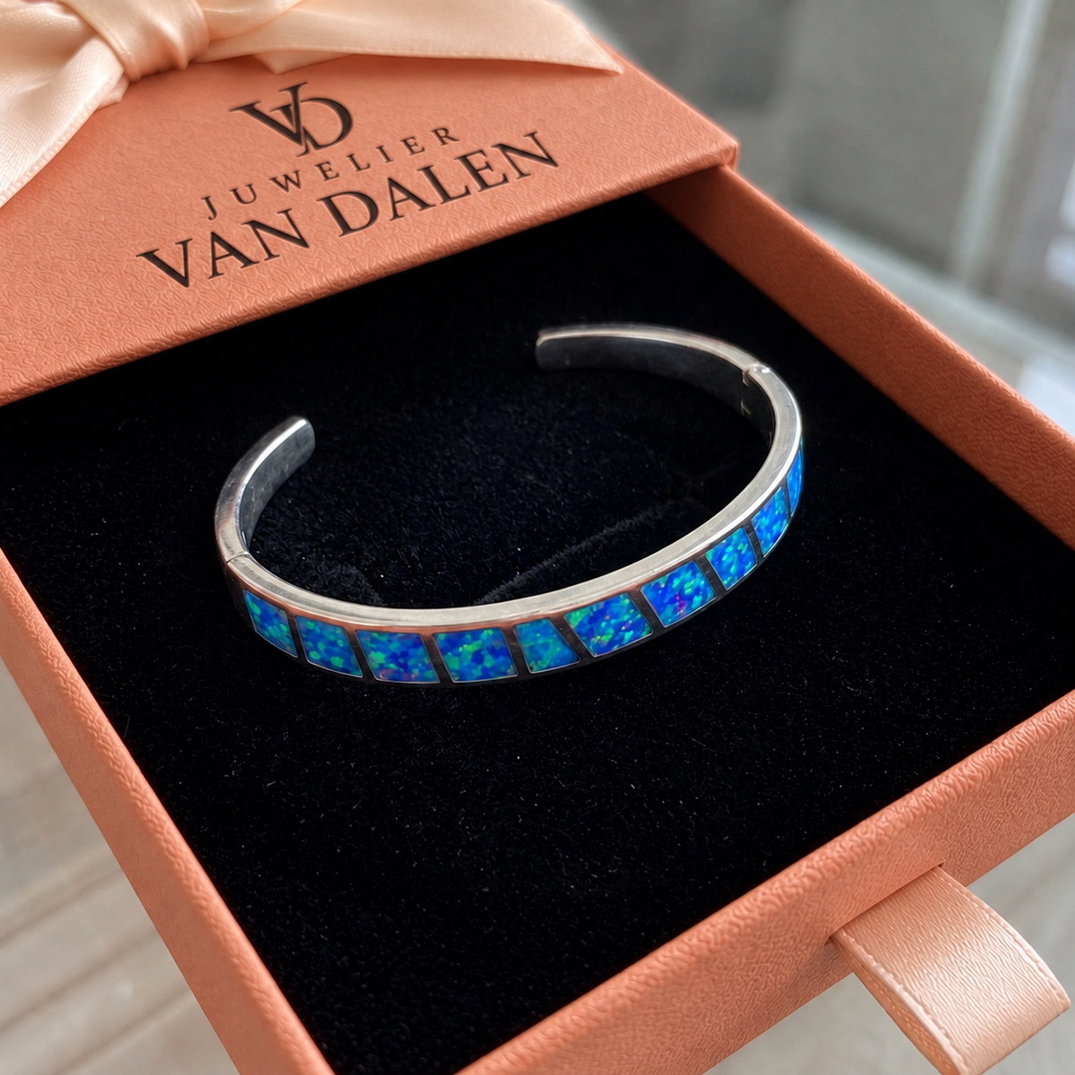 Blauwe opaalarmband | Witgoud