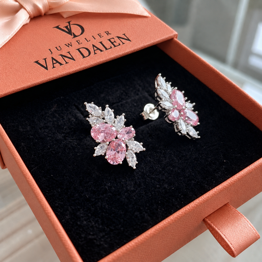 Oorbellen Lyra met roze bloem | Witgoud