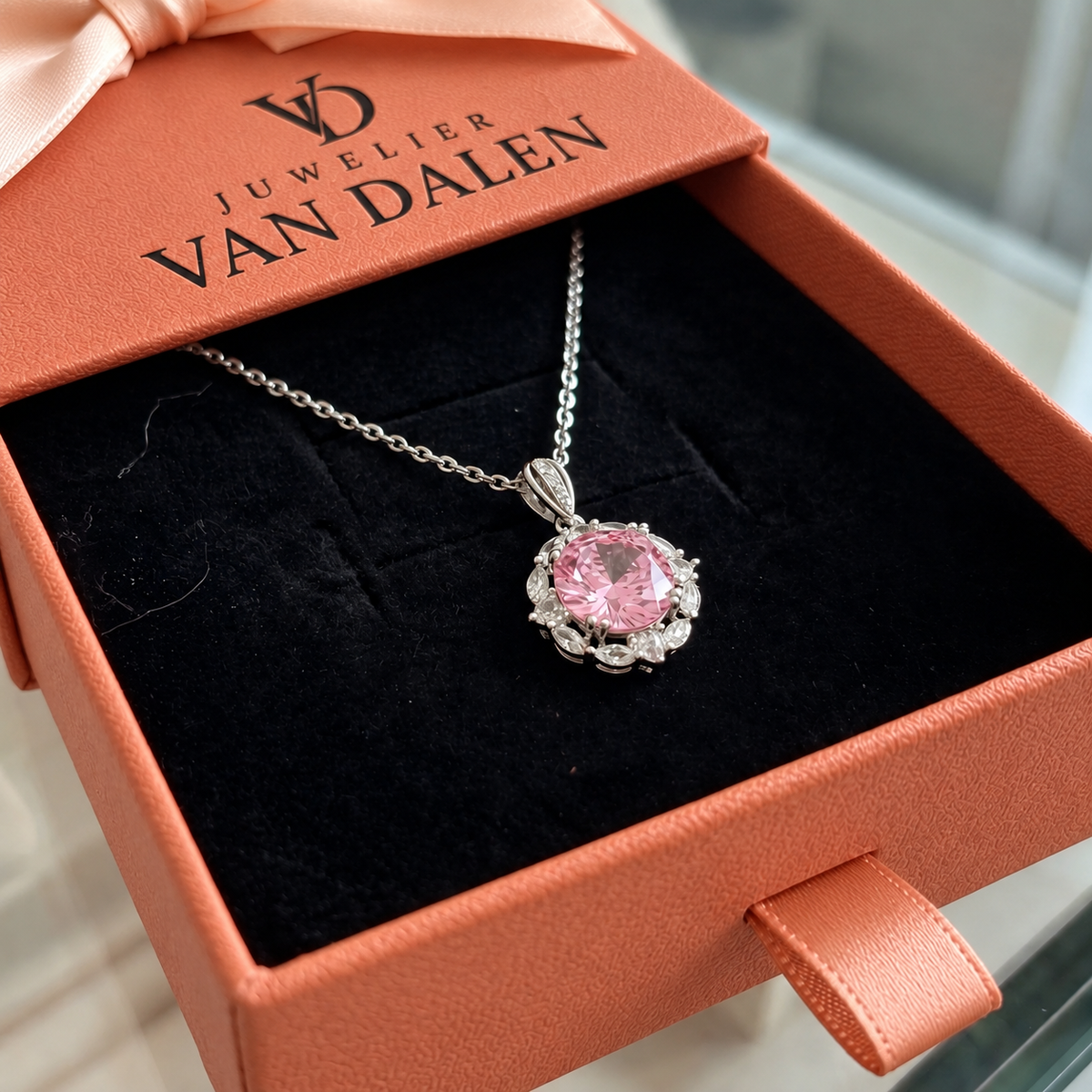 Ketting met roze lotushalo | Witgoud