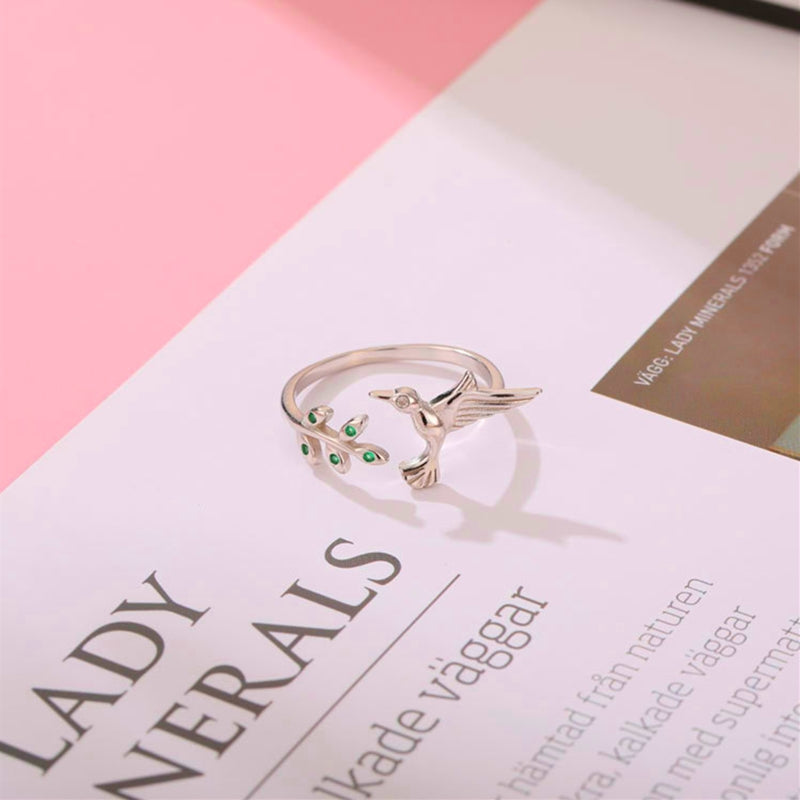 Groene ring Kameleon met steentjes in wit goud