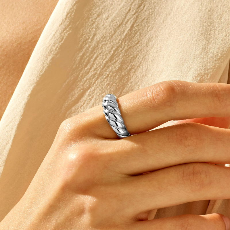 Halvemaanring in wit goud