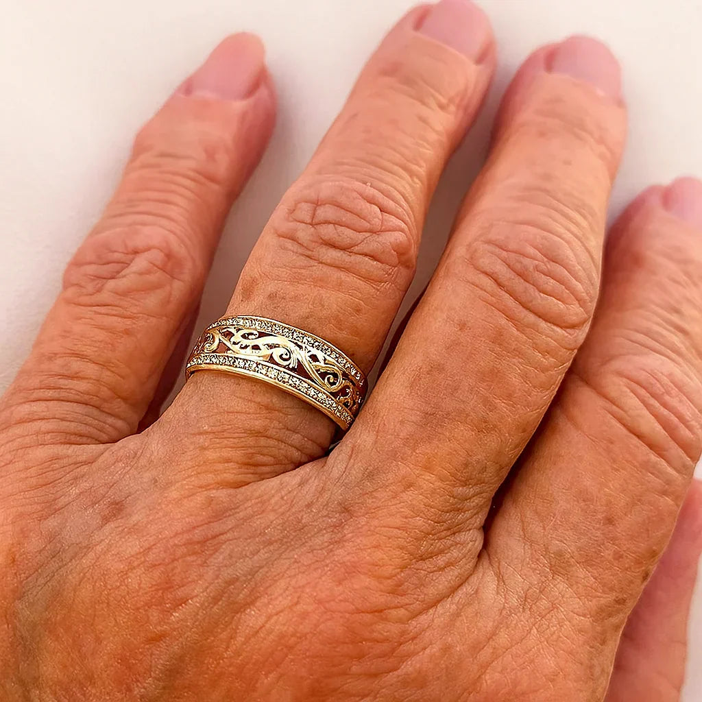 Glinsterende opengewerkte ring in goud