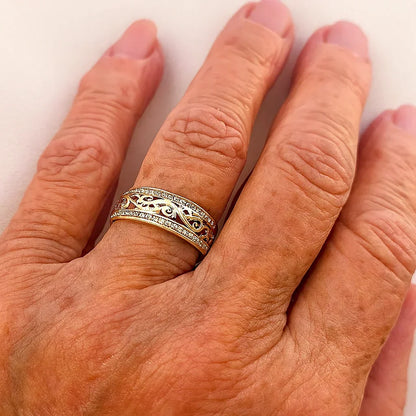 Glinsterende opengewerkte ring in goud