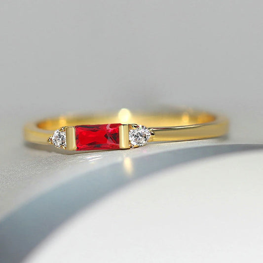 Sprankelende ring met rode middensteen in goud
