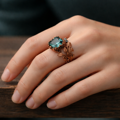 Natuurring met groen kristal in goud