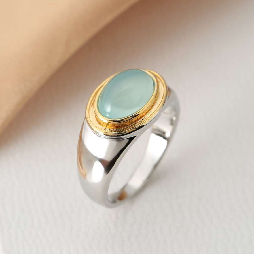 Retro ring met groene maansteen in goud