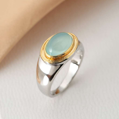 Retro ring met groene maansteen in goud