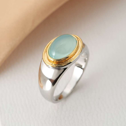 Retro ring met groene maansteen in goud