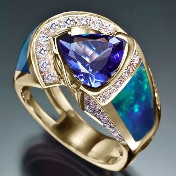 Ring Rosa in de Kristalheldere Oceaan in goud