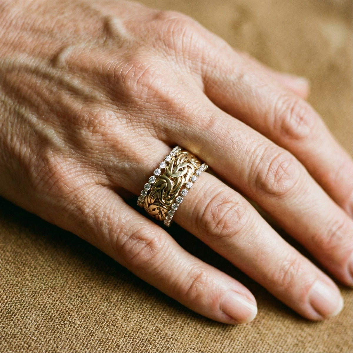 Gevlochten retro ring met steentjes in goud