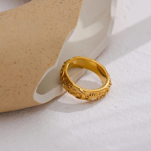 Vintage ring met zon, maan en ster in goud