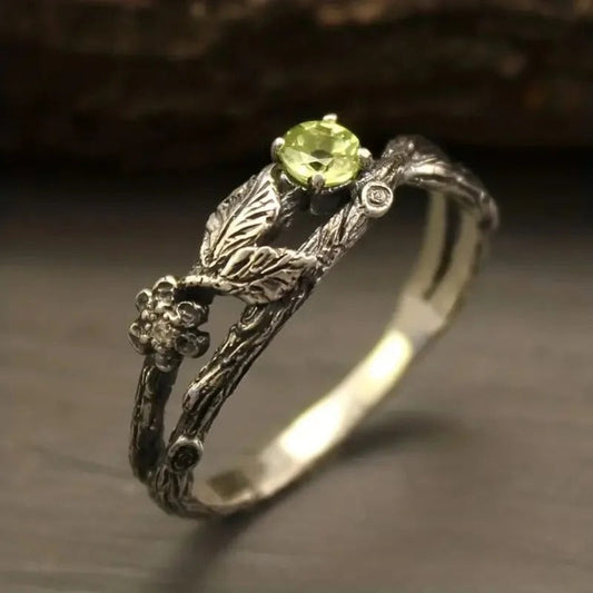 Vintage ring met groene steen in wit goud