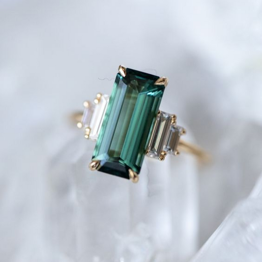Vintage ring met turquoise kubusglas in goud