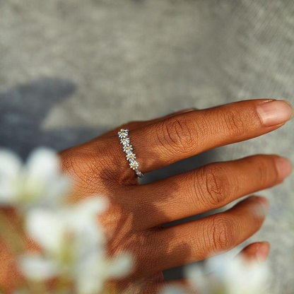 Verstelbare ring met handgemaakt email en madeliefjes in wit goud