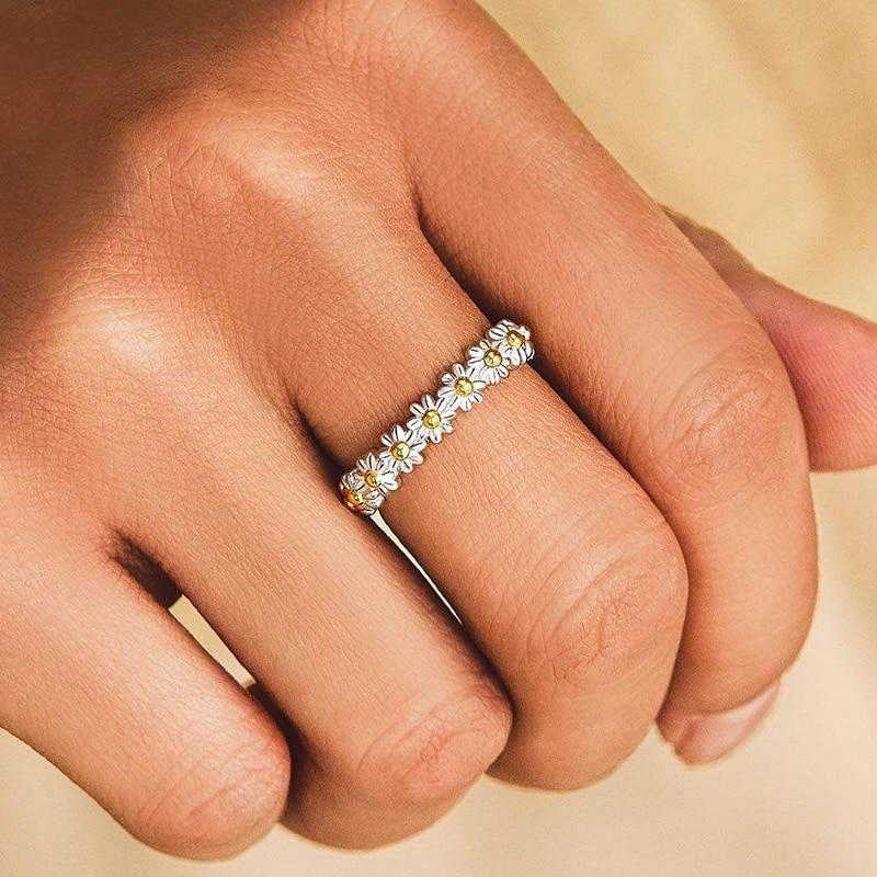 Verstelbare ring met handgemaakt email en madeliefjes in wit goud