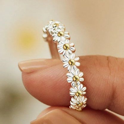 Verstelbare ring met handgemaakt email en madeliefjes in wit goud