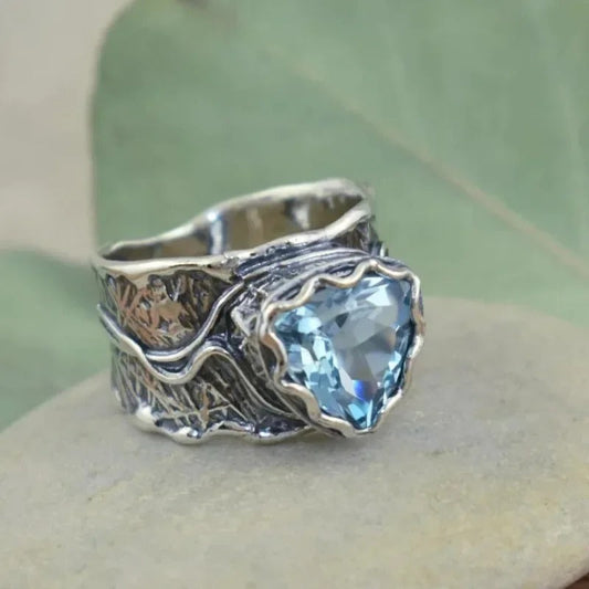 Antieke ring met blauw kristal in wit goud