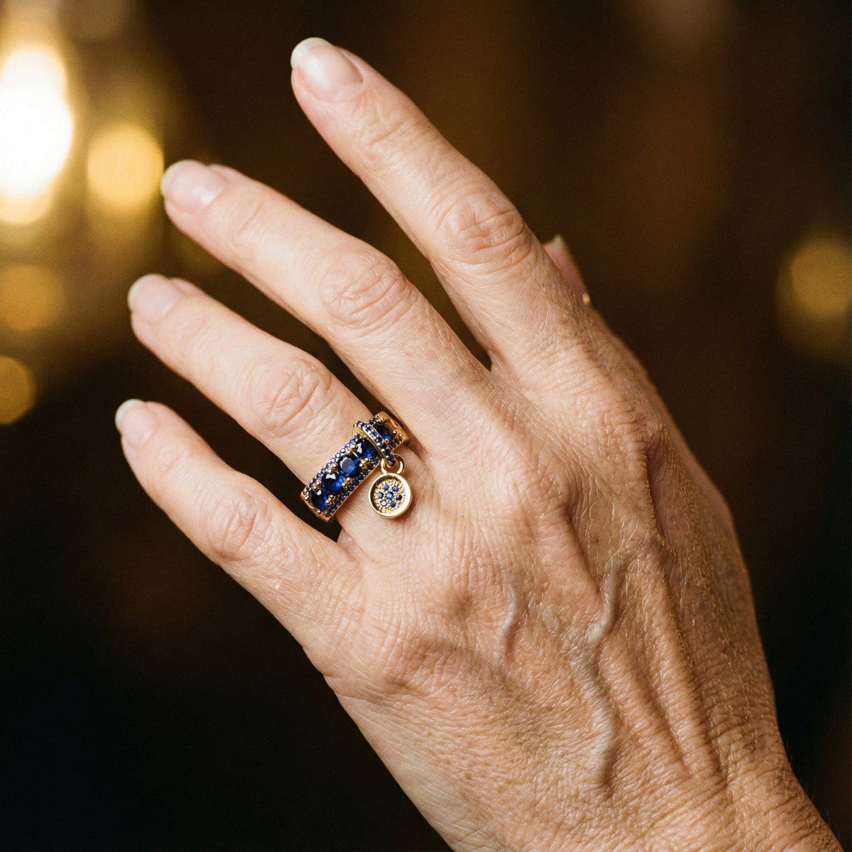 Antieke ring met blauw kristal in goud