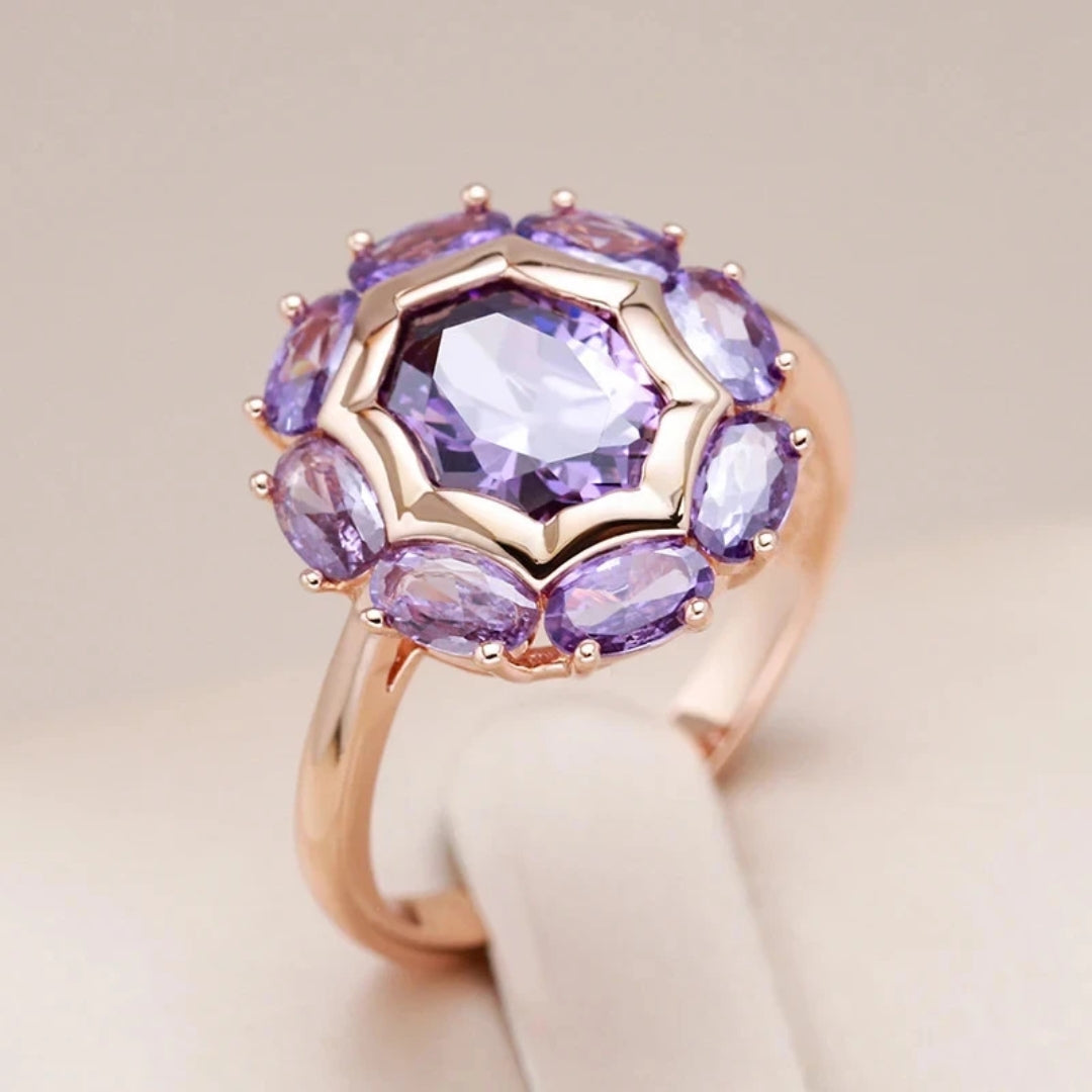 Ring met rond paars kristal in goud
