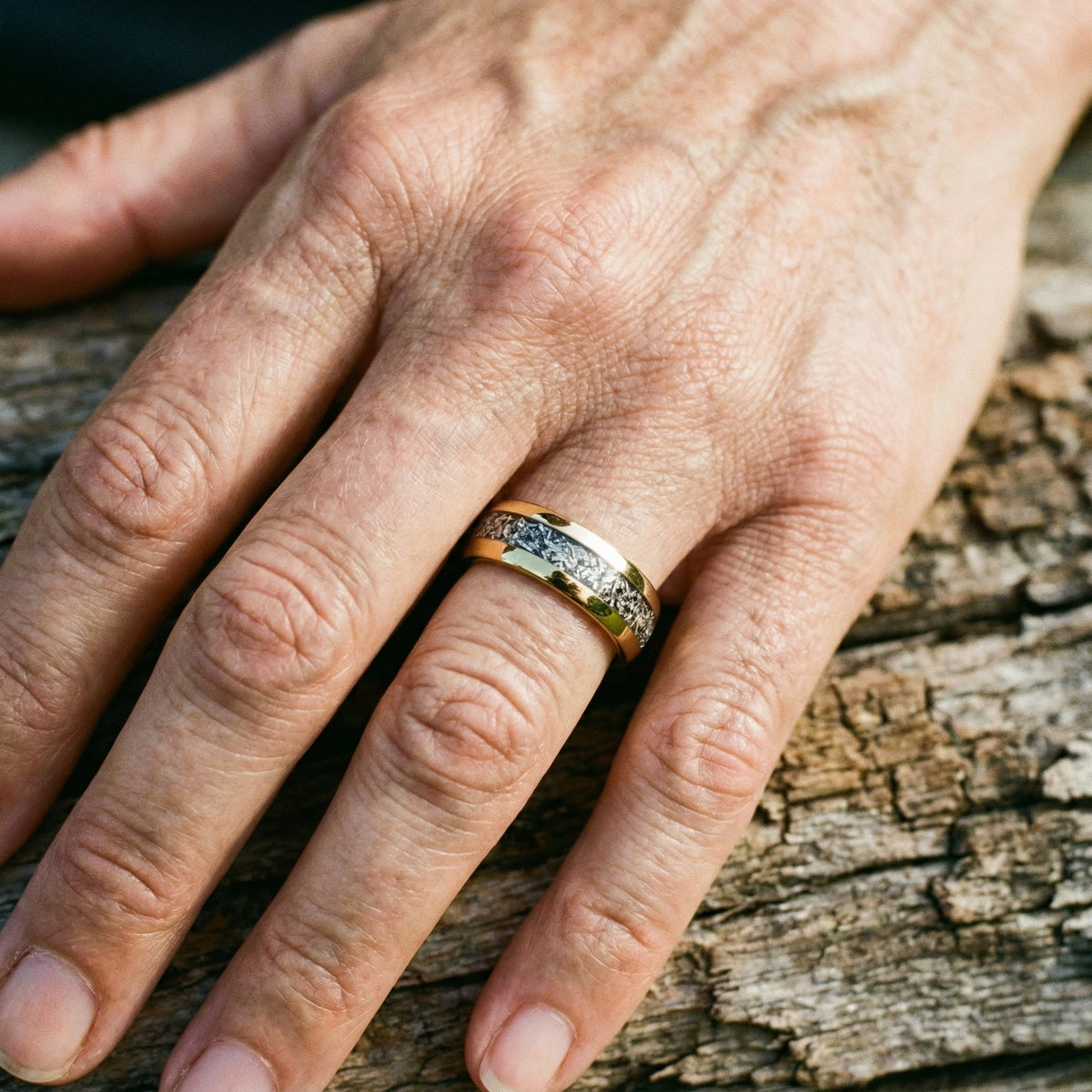 Ring met glinsterende inleg in goud