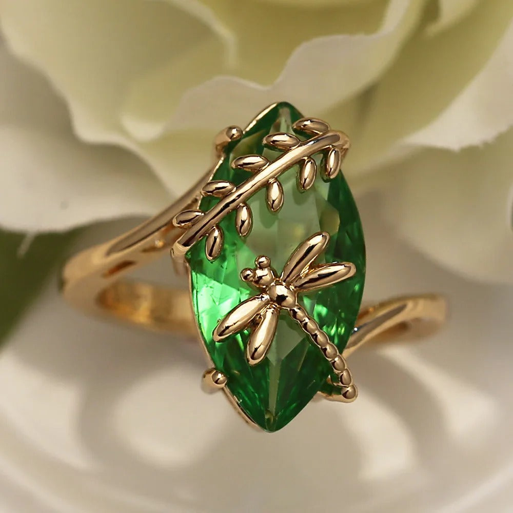 Ring met groene edelsteen en libelle | Goud