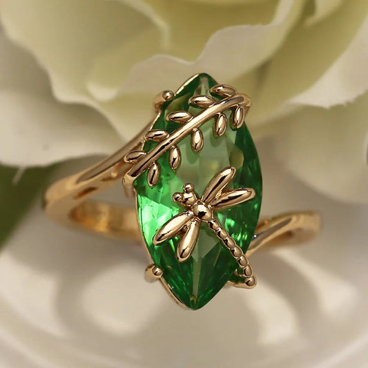 Ring met groene edelsteen en libelle in goud