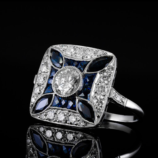 Ring met donkerblauwe steentjes in goud