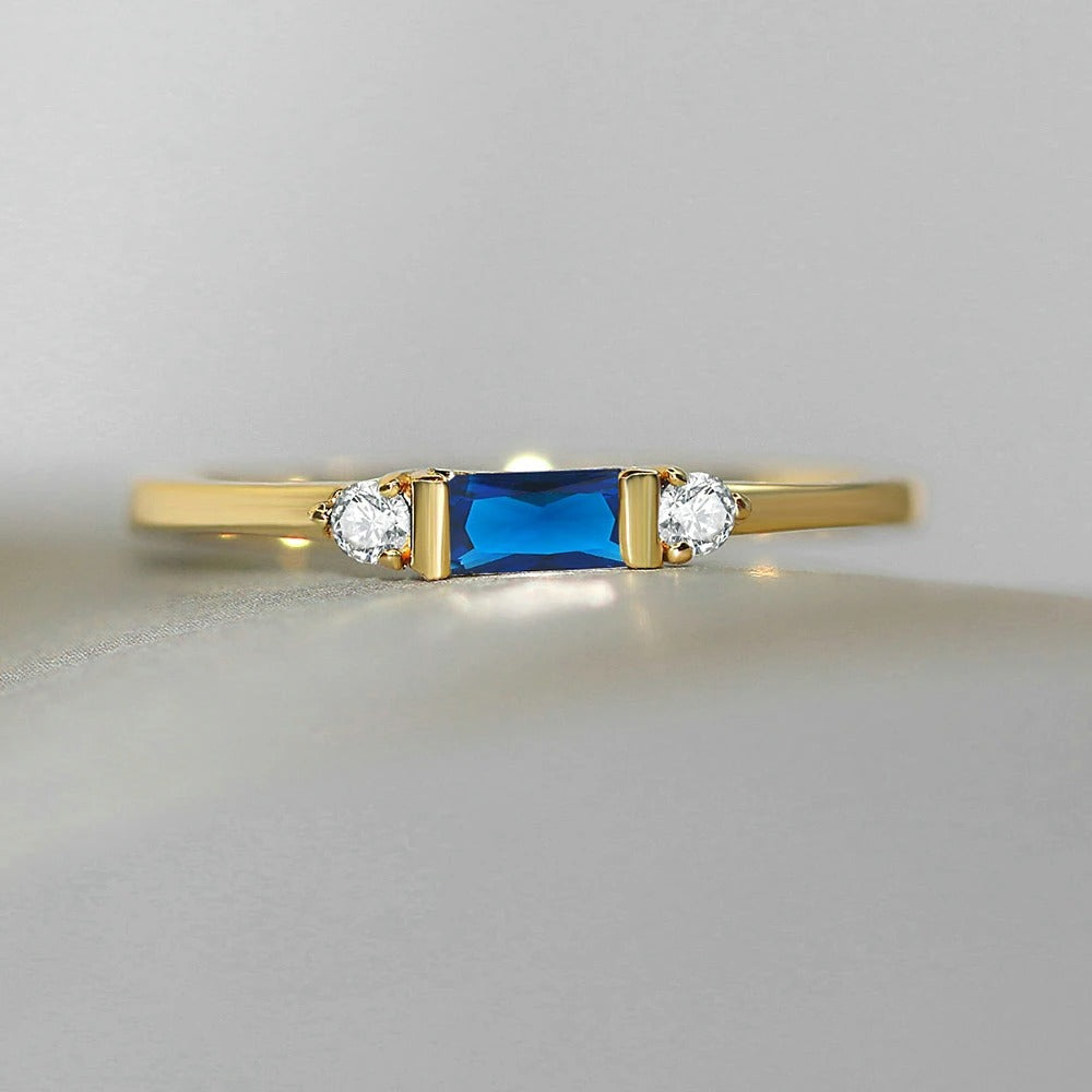 Ring met stralend blauw midden in goud