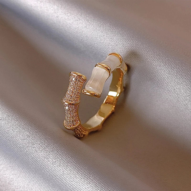 Verstelbare luxe ring met wit opaal in goud