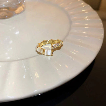Verstelbare luxe ring met wit opaal in goud