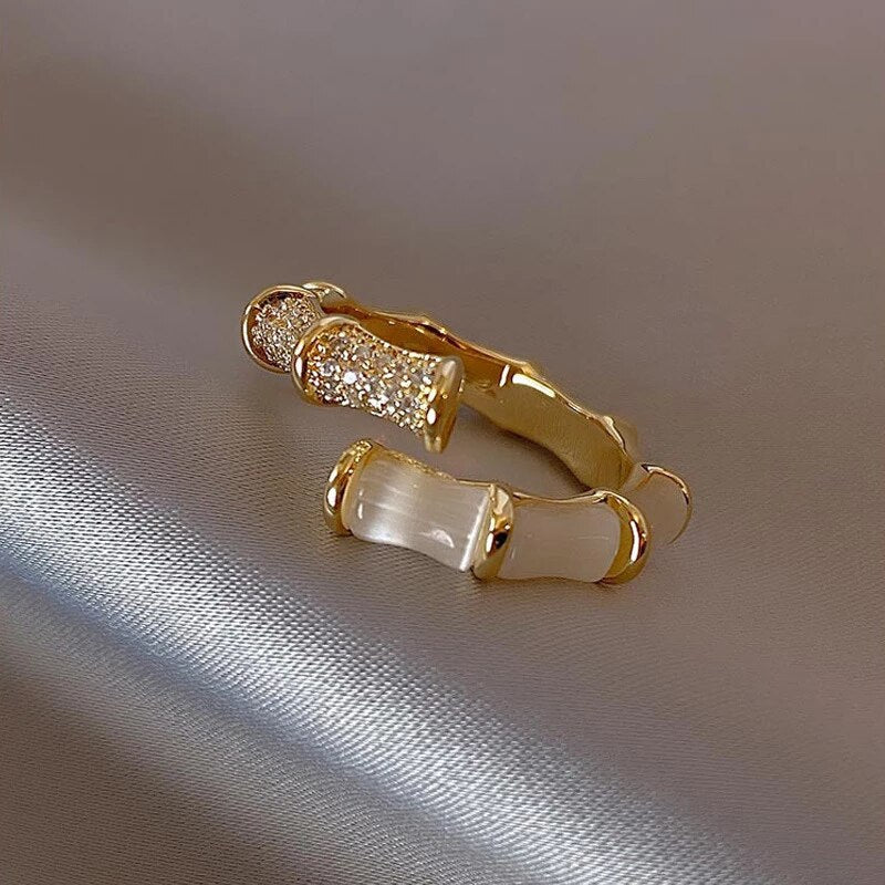 Verstelbare luxe ring met wit opaal in goud