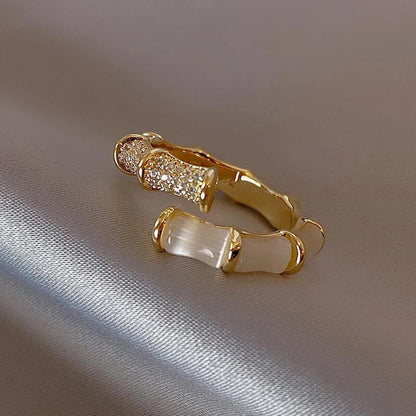 Verstelbare luxe ring met wit opaal in goud
