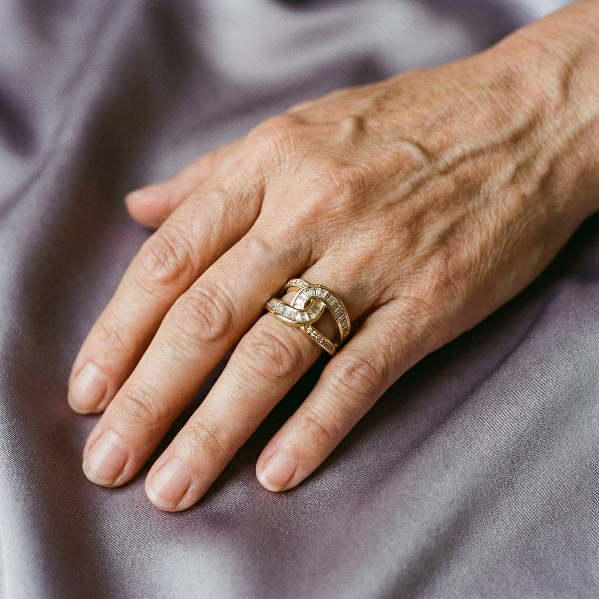 Elegante ring met strik in goud