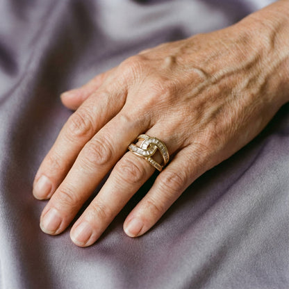 Elegante ring met strik in goud