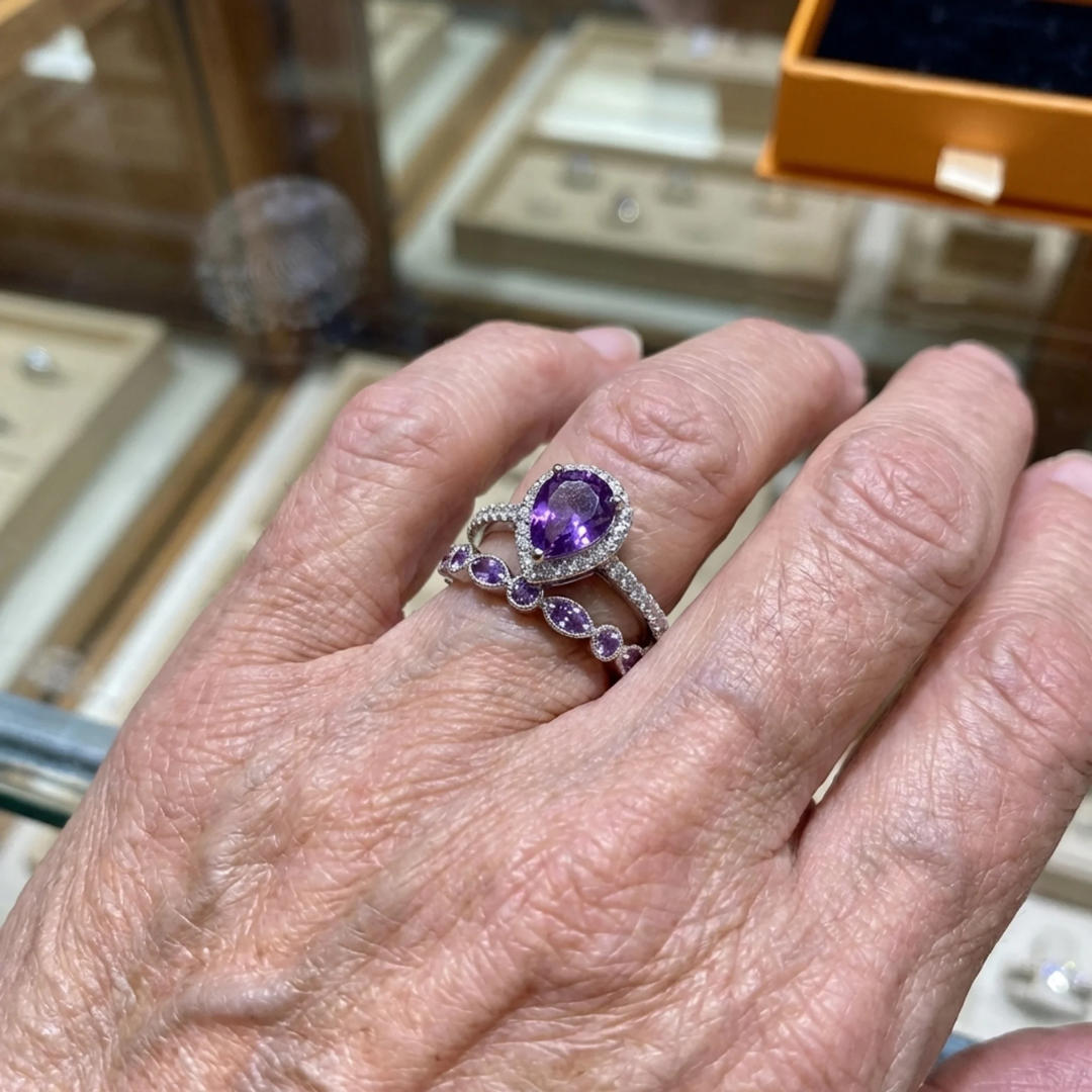 Amethist druppelring in wit goud