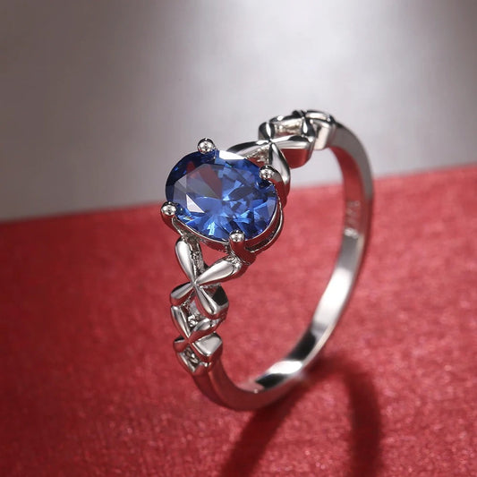 Retro ring met blauw kristal in wit goud