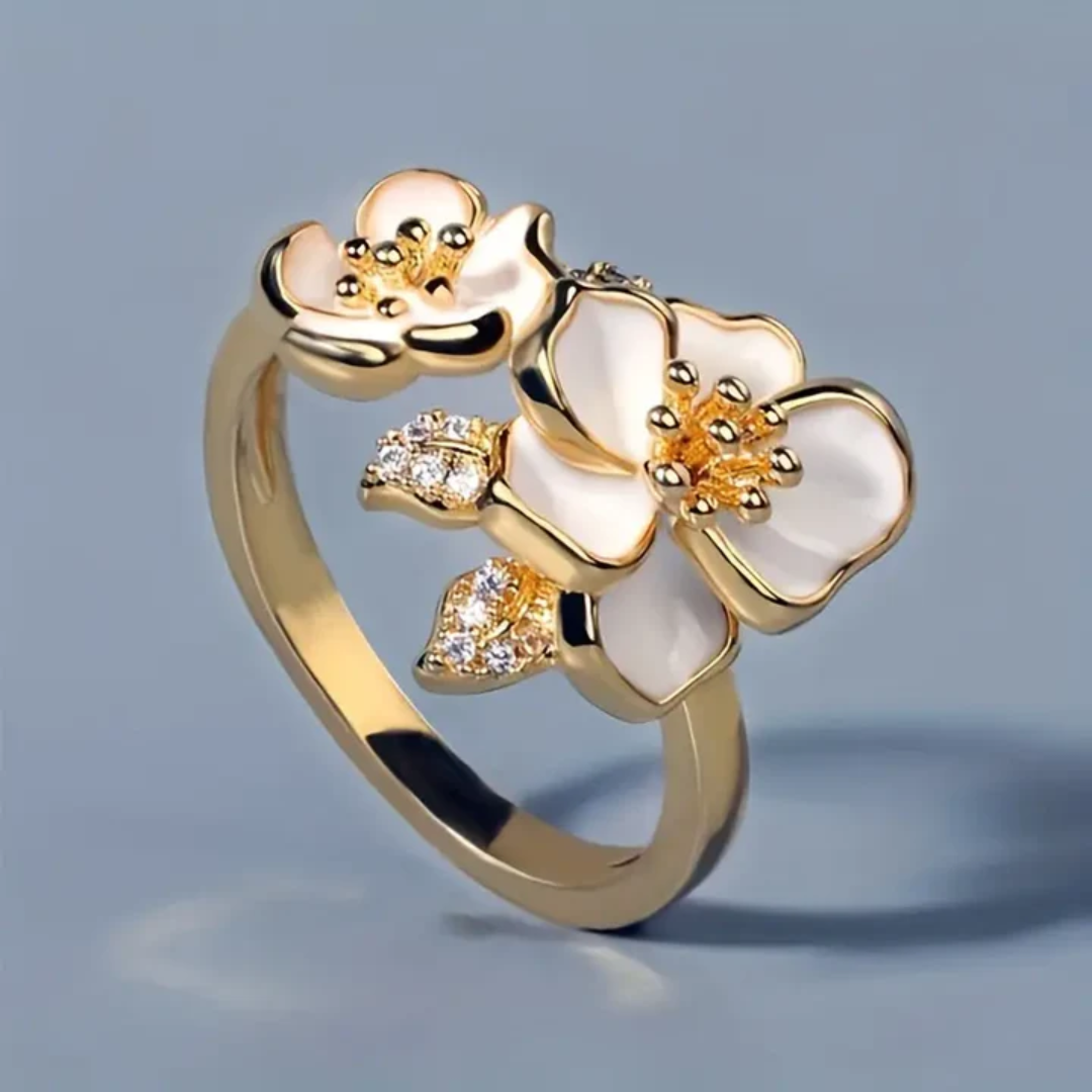 Ring met witte bloem in goud