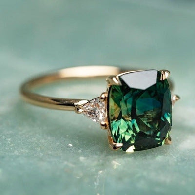 Vintage-geïnspireerde ring met groene edelsteen in goud