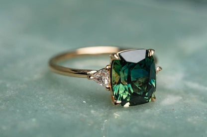 Vintage-geïnspireerde ring met groene edelsteen in goud