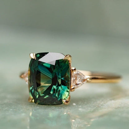 Vintage-geïnspireerde ring met groene edelsteen in goud