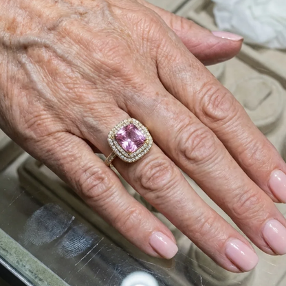 Roze saffier cushion-ring in wit goud