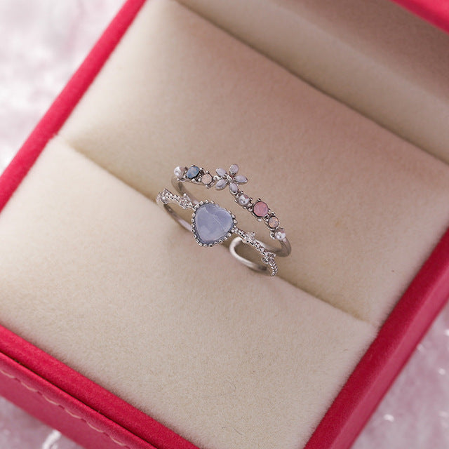 Verstelbare ring met blauwe steen in wit goud