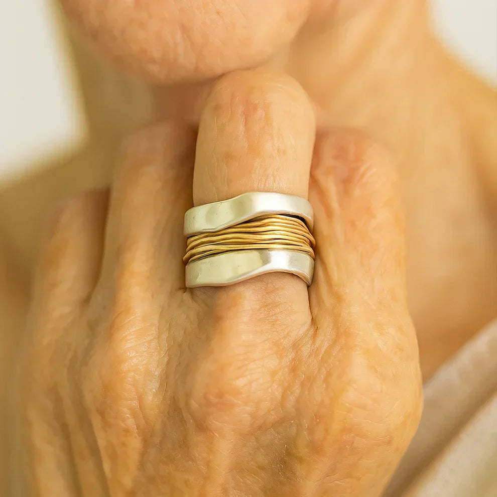 Ring met gouddraad in wit goud