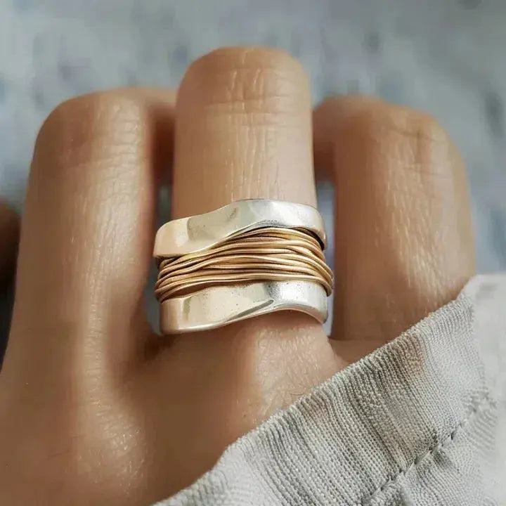 Ring met gouddraad in wit goud