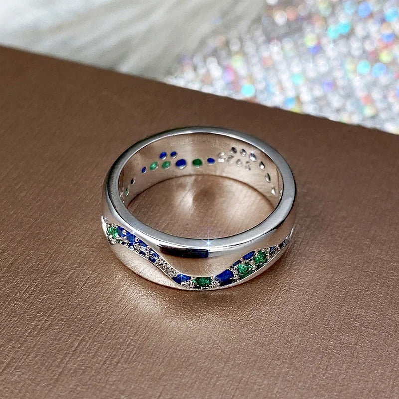 Retro ring met blauwe en groene stenen in wit goud