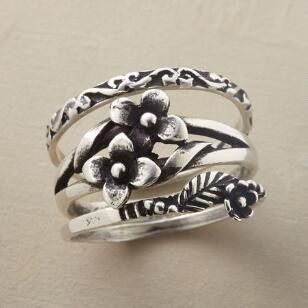 Retro ring met gelaagde bloemen in wit goud